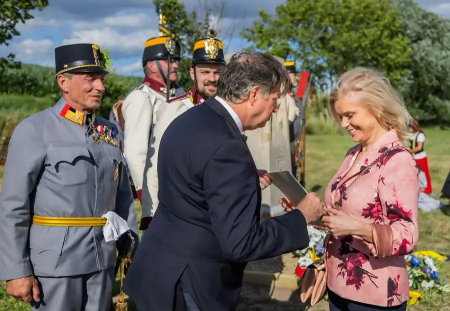 Převzetí ocenění Památník míru v Máslojedech