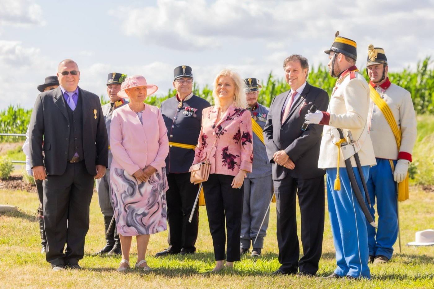 Společná fotografie u Památníku míru v Máslojedech