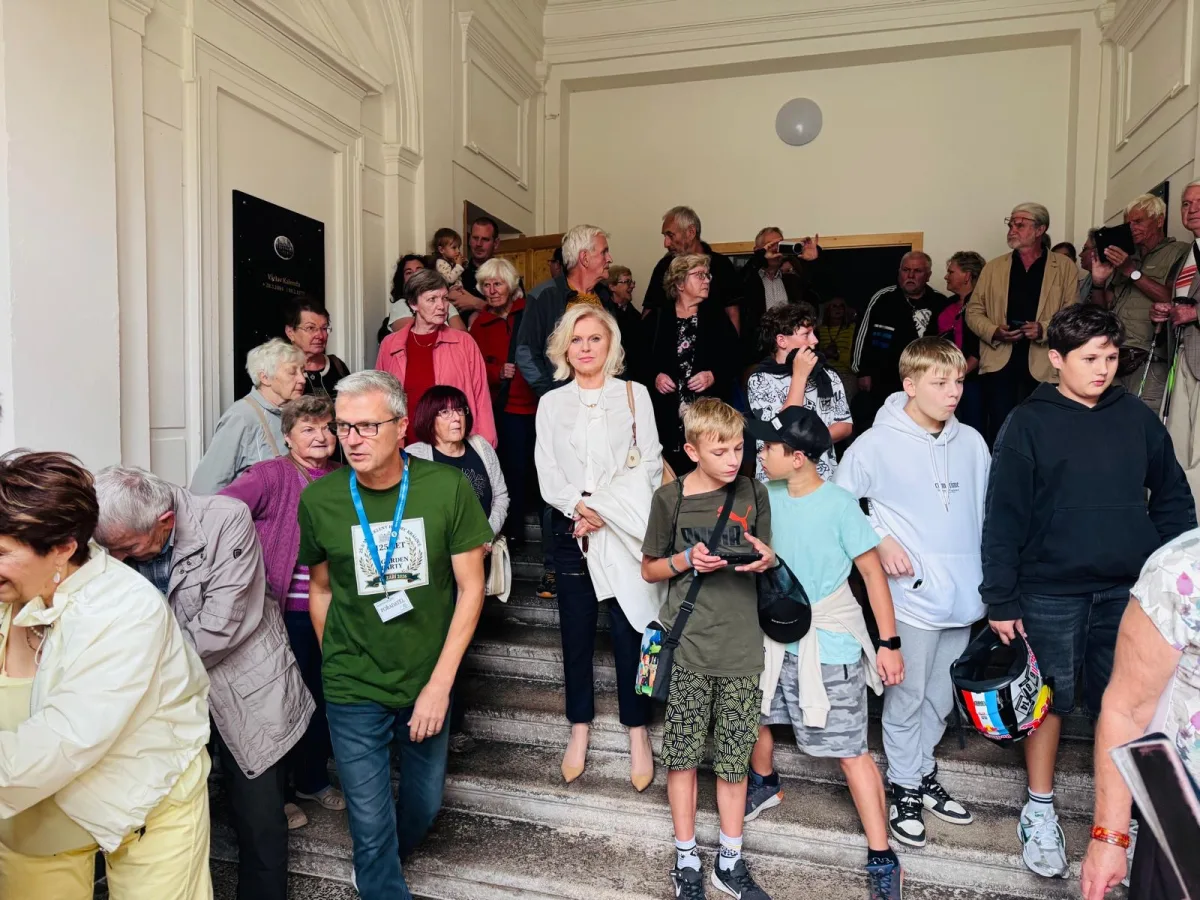 Mezi lidmi na garden party