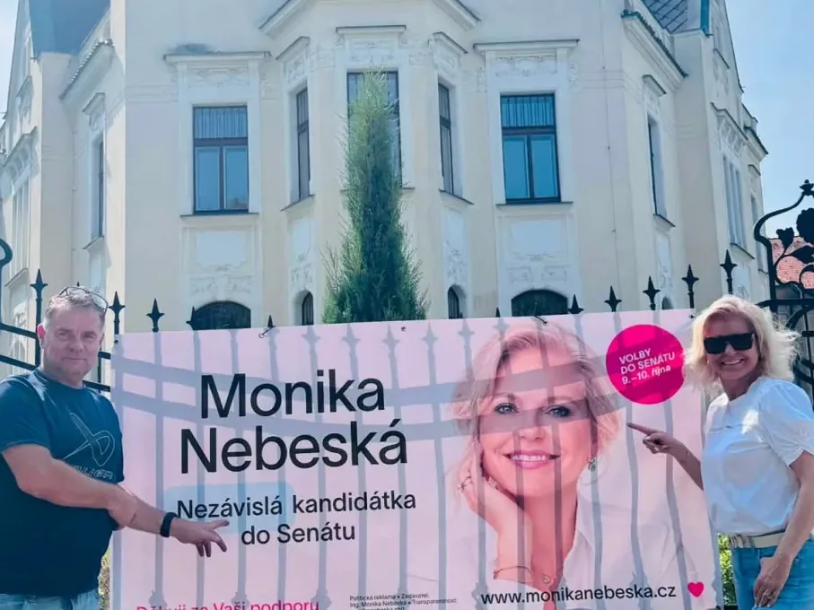 Baner na plot přivezeme a pověsíme.